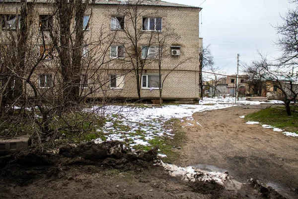 Lyman, Ukrayna - Nisan 01, 2023 Rus işgalinin ardından Lyman Muharebesi sırasında binalar ve işletmeler ağır hasar gördü. Siviller hedeftir, bunlar savaş suçları..