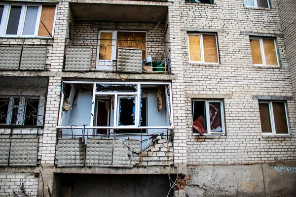 ライマン ウクライナ 2023年4月1日建物だけでなく ビジネスは ロシアの侵略に続くライマンの戦いの間に砲撃によってひどく損傷を受けました 民間人は標的だ戦争犯罪だ — ストック写真