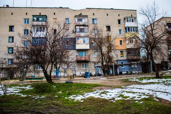 乌克兰莱曼 Lyman Ukraine 2023年4月1日 在俄国入侵后的莱曼战役中 建筑和企业被轰炸严重受损 平民是目标 这些都是战争罪 — 图库照片