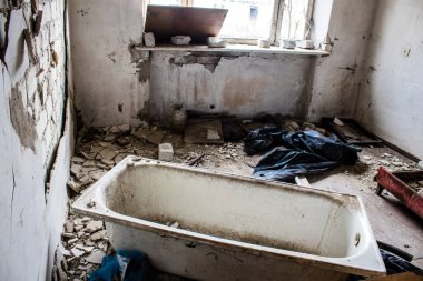 Rus bombardımanı sonucu yıkılan bir evin içi. Günlük yaşamın nesneleri farklı oturma odalarının molozlarını kirletiyor. Donbas 'taki Terne köyü bir savaş alanıdır. Tüm siviller tahliye edilmiştir.