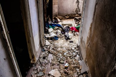 Rus bombardımanı sonucu yıkılan bir evin içi. Günlük yaşamın nesneleri farklı oturma odalarının molozlarını kirletiyor. Donbas 'taki Terne köyü bir savaş alanıdır. Tüm siviller tahliye edilmiştir.