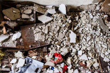 Rus bombardımanı sonucu yıkılan bir evin içi. Günlük yaşamın nesneleri farklı oturma odalarının molozlarını kirletiyor. Donbas 'taki Terne köyü bir savaş alanıdır. Tüm siviller tahliye edilmiştir.
