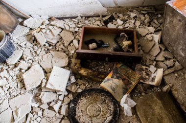 Rus bombardımanı sonucu yıkılan bir evin içi. Günlük yaşamın nesneleri farklı oturma odalarının molozlarını kirletiyor. Donbas 'taki Terne köyü bir savaş alanıdır. Tüm siviller tahliye edilmiştir.