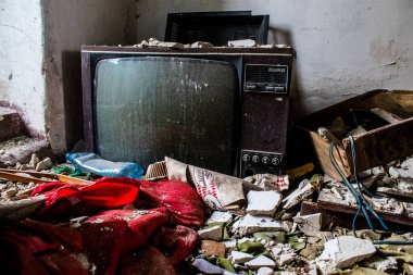 Rus bombardımanı sonucu yıkılan bir evin içi. Günlük yaşamın nesneleri farklı oturma odalarının molozlarını kirletiyor. Donbas 'taki Terne köyü bir savaş alanıdır. Tüm siviller tahliye edilmiştir.