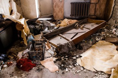 Rus bombardımanı sonucu yıkılan bir evin içi. Günlük yaşamın nesneleri farklı oturma odalarının molozlarını kirletiyor. Donbas 'taki Terne köyü bir savaş alanıdır. Tüm siviller tahliye edilmiştir.