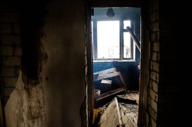 Rus bombardımanı sonucu yıkılan bir evin içi. Günlük yaşamın nesneleri farklı oturma odalarının molozlarını kirletiyor. Donbas 'taki Terne köyü bir savaş alanıdır. Tüm siviller tahliye edilmiştir.