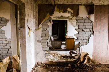 Rus bombardımanı sonucu yıkılan bir evin içi. Günlük yaşamın nesneleri farklı oturma odalarının molozlarını kirletiyor. Donbas 'taki Terne köyü bir savaş alanıdır. Tüm siviller tahliye edilmiştir.