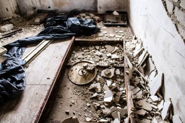 Rus bombardımanı sonucu yıkılan bir evin içi. Günlük yaşamın nesneleri farklı oturma odalarının molozlarını kirletiyor. Donbas 'taki Terne köyü bir savaş alanıdır. Tüm siviller tahliye edilmiştir.
