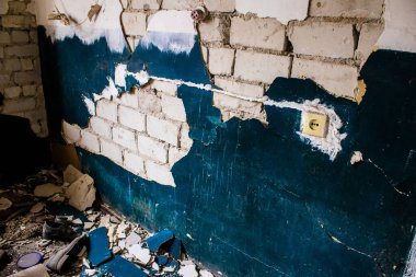Rus bombardımanı sonucu yıkılan bir evin içi. Günlük yaşamın nesneleri farklı oturma odalarının molozlarını kirletiyor. Donbas 'taki Terne köyü bir savaş alanıdır. Tüm siviller tahliye edilmiştir.