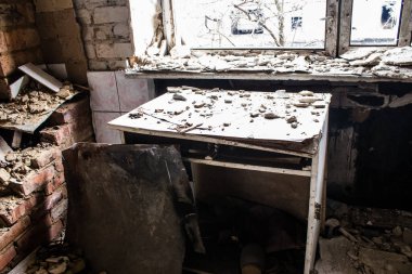 Rus bombardımanı sonucu yıkılan bir evin içi. Günlük yaşamın nesneleri farklı oturma odalarının molozlarını kirletiyor. Donbas 'taki Terne köyü bir savaş alanıdır. Tüm siviller tahliye edilmiştir.