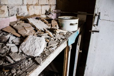 Rus bombardımanı sonucu yıkılan bir evin içi. Günlük yaşamın nesneleri farklı oturma odalarının molozlarını kirletiyor. Donbas 'taki Terne köyü bir savaş alanıdır. Tüm siviller tahliye edilmiştir.