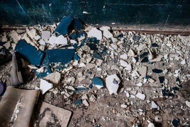 Rus bombardımanı sonucu yıkılan bir evin içi. Günlük yaşamın nesneleri farklı oturma odalarının molozlarını kirletiyor. Donbas 'taki Terne köyü bir savaş alanıdır. Tüm siviller tahliye edilmiştir.