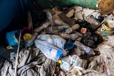 Rus bombardımanı sonucu yıkılan bir evin içi. Günlük yaşamın nesneleri farklı oturma odalarının molozlarını kirletiyor. Donbas 'taki Terne köyü bir savaş alanıdır. Tüm siviller tahliye edilmiştir.
