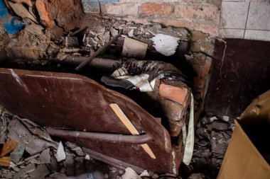 Rus bombardımanı sonucu yıkılan bir evin içi. Günlük yaşamın nesneleri farklı oturma odalarının molozlarını kirletiyor. Donbas 'taki Terne köyü bir savaş alanıdır. Tüm siviller tahliye edilmiştir.