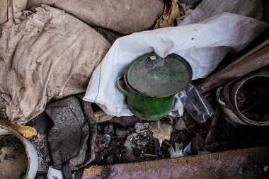 Rus bombardımanı sonucu yıkılan bir evin içi. Günlük yaşamın nesneleri farklı oturma odalarının molozlarını kirletiyor. Donbas 'taki Terne köyü bir savaş alanıdır. Tüm siviller tahliye edilmiştir.