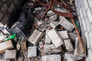 Rus bombardımanı sonucu yıkılan bir evin içi. Günlük yaşamın nesneleri farklı oturma odalarının molozlarını kirletiyor. Donbas 'taki Terne köyü bir savaş alanıdır. Tüm siviller tahliye edilmiştir.