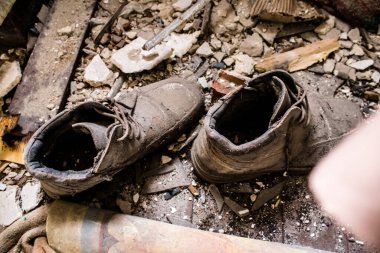 Rus bombardımanı sonucu yıkılan bir evin içi. Günlük yaşamın nesneleri farklı oturma odalarının molozlarını kirletiyor. Donbas 'taki Terne köyü bir savaş alanıdır. Tüm siviller tahliye edilmiştir.