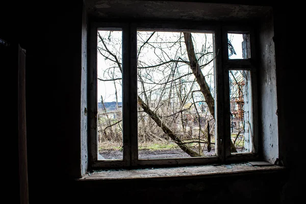 ロシア軍の砲撃で破壊された家の内部 日常生活の対象は 異なるリビングルームの瓦礫をごみます ドンバスのテルネ村は戦争地帯であり 全ての市民が避難している — ストック写真