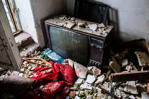 stock image Interior of a house destroyed by a Russian bombardment. Objects of daily life litter the rubble of the different living rooms. The village of Terne in Donbas is a war zone, all civilians have been evacuated