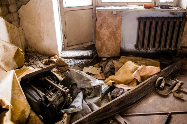 Wnętrze Domu Zniszczonego Przez Rosyjskie Bombardowanie Przedmioty Codziennego Życia Zaśmiecają — Zdjęcie stockowe