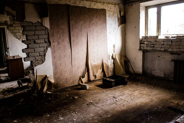 ロシア軍の砲撃で破壊された家の内部 日常生活の対象は 異なるリビングルームの瓦礫をごみます ドンバスのテルネ村は戦争地帯であり 全ての市民が避難している — ストック写真