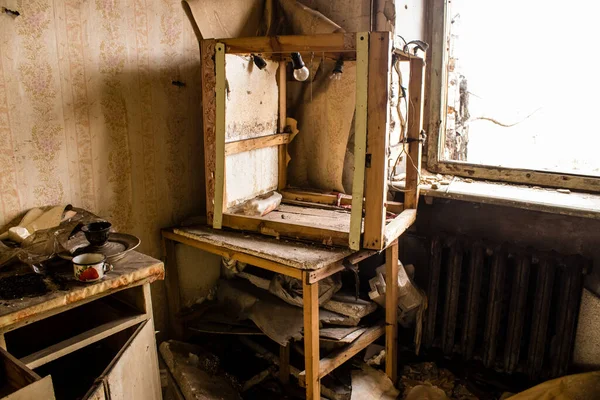 一座被俄罗斯轰炸摧毁的房屋的内部 日常生活中的物品散落在不同客厅的瓦砾上 顿巴斯的Terne村是一个战区 所有平民都已撤离 — 图库照片