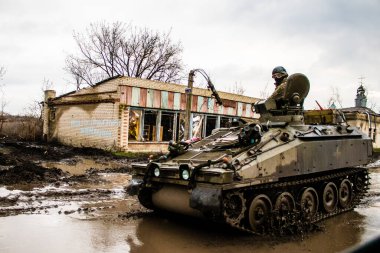 Donbas cephesinde Ukrayna ordusu tarafından kullanılan zırhlı araç CV102 Spartan. Saldırı araçları hızlı ve ağır silahlıdır ve askerlerin düşman hatlarına etkili bir şekilde saldırmasını sağlar..