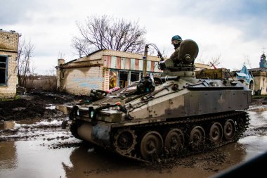 Donbas cephesinde Ukrayna ordusu tarafından kullanılan zırhlı araç CV102 Spartan. Saldırı araçları hızlı ve ağır silahlıdır ve askerlerin düşman hatlarına etkili bir şekilde saldırmasını sağlar..