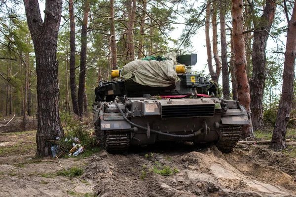 Ukrainska 72B Tank Kamouflerade Lymanskogen Nära Frontlinjen Donbas Tankar Viktiga — Stockfoto