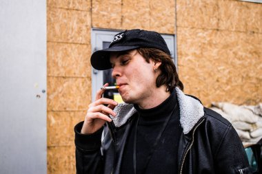 Sloviansk, Ukrayna - 3 Nisan 2023 Guillaume Ptak 'in portresi, ünlü Fransız gazeteci, Les Echos gazetesinde resmi muhabir, Ukrayna' da çalışıyor, savaşı haber yapıyor. 