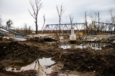 Sloviansk ve Lyman 'ı Donbas' a bağlayan savaş bölgesinde yıkılmış köprü. Askerlerin ve araçların ön cepheye taşınmasını kolaylaştırmak için Ukrayna Silahlı Kuvvetleri tarafından yüzen bir köprü kuruldu..
