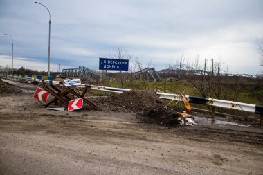Sloviansk ve Lyman 'ı Donbas' a bağlayan savaş bölgesinde yıkılmış köprü. Askerlerin ve araçların ön cepheye taşınmasını kolaylaştırmak için Ukrayna Silahlı Kuvvetleri tarafından yüzen bir köprü kuruldu..