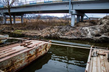 Sloviansk ve Lyman 'ı Donbas' a bağlayan savaş bölgesinde yıkılmış köprü. Askerlerin ve araçların ön cepheye taşınmasını kolaylaştırmak için Ukrayna Silahlı Kuvvetleri tarafından yüzen bir köprü kuruldu..