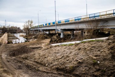 Sloviansk ve Lyman 'ı Donbas' a bağlayan savaş bölgesinde yıkılmış köprü. Askerlerin ve araçların ön cepheye taşınmasını kolaylaştırmak için Ukrayna Silahlı Kuvvetleri tarafından yüzen bir köprü kuruldu..