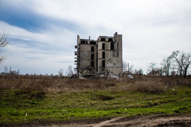 Terny, Ukrayna - 5 Nisan 2023 Ukrayna 'nın Donbass kasabasındaki Terny köyünde yıkılmış ev. Burası cephe hattı. Sadece harabeler kaldı ve tüm insanlar uzun zaman önce tahliye edildi. Burası tam bir savaş alanı..