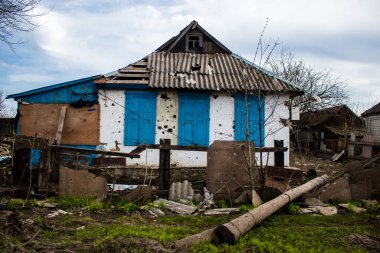 Terny, Ukrayna - 5 Nisan 2023 Ukrayna 'nın Donbass kasabasındaki Terny köyünde yıkılmış ev. Burası cephe hattı. Sadece harabeler kaldı ve tüm insanlar uzun zaman önce tahliye edildi. Burası tam bir savaş alanı..