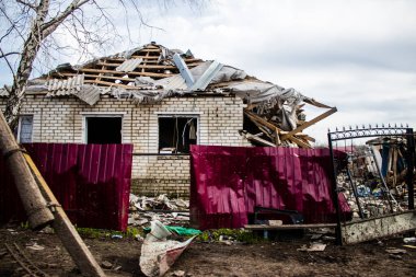 Terny, Ukrayna - 5 Nisan 2023 Ukrayna 'nın Donbass kasabasındaki Terny köyünde yıkılmış ev. Burası cephe hattı. Sadece harabeler kaldı ve tüm insanlar uzun zaman önce tahliye edildi. Burası tam bir savaş alanı..