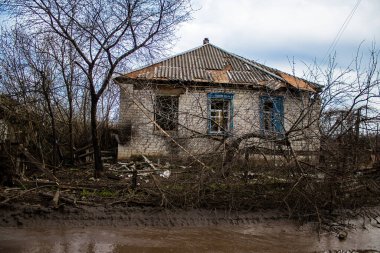 Terny, Ukrayna - 5 Nisan 2023 Ukrayna 'nın Donbass kasabasındaki Terny köyünde yıkılmış ev. Burası cephe hattı. Sadece harabeler kaldı ve tüm insanlar uzun zaman önce tahliye edildi. Burası tam bir savaş alanı..