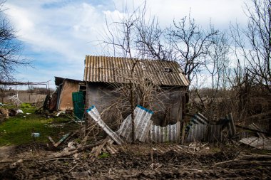 Terny, Ukrayna - 5 Nisan 2023 Ukrayna 'nın Donbass kasabasındaki Terny köyünde yıkılmış ev. Burası cephe hattı. Sadece harabeler kaldı ve tüm insanlar uzun zaman önce tahliye edildi. Burası tam bir savaş alanı..