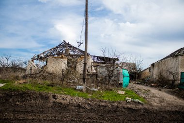 Terny, Ukrayna - 5 Nisan 2023 Ukrayna 'nın Donbass kasabasındaki Terny köyünde yıkılmış ev. Burası cephe hattı. Sadece harabeler kaldı ve tüm insanlar uzun zaman önce tahliye edildi. Burası tam bir savaş alanı..