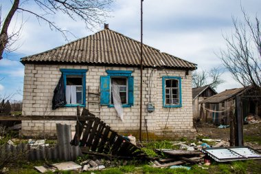 Terny, Ukrayna - 5 Nisan 2023 Ukrayna 'nın Donbass kasabasındaki Terny köyünde yıkılmış ev. Burası cephe hattı. Sadece harabeler kaldı ve tüm insanlar uzun zaman önce tahliye edildi. Burası tam bir savaş alanı..