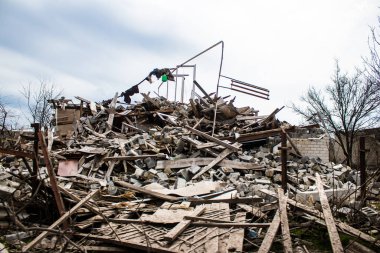 Terny, Ukrayna - 5 Nisan 2023 Ukrayna 'nın Donbass kasabasındaki Terny köyünde yıkılmış ev. Burası cephe hattı. Sadece harabeler kaldı ve tüm insanlar uzun zaman önce tahliye edildi. Burası tam bir savaş alanı..
