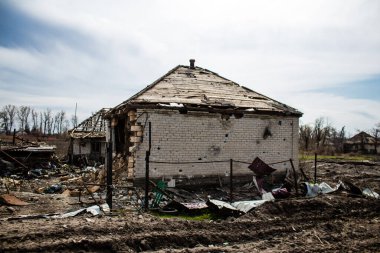 Terny, Ukrayna - 5 Nisan 2023 Ukrayna 'nın Donbass kasabasındaki Terny köyünde yıkılmış ev. Burası cephe hattı. Sadece harabeler kaldı ve tüm insanlar uzun zaman önce tahliye edildi. Burası tam bir savaş alanı..