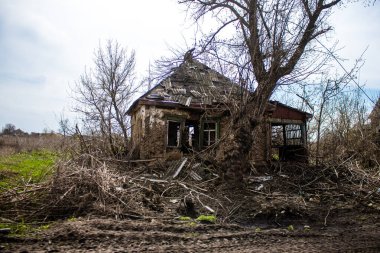 Terny, Ukrayna - 5 Nisan 2023 Ukrayna 'nın Donbass kasabasındaki Terny köyünde yıkılmış ev. Burası cephe hattı. Sadece harabeler kaldı ve tüm insanlar uzun zaman önce tahliye edildi. Burası tam bir savaş alanı..