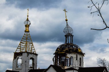 Terny, Ukrayna - 5 Nisan 2023 Ukrayna 'nın Donbass kasabasındaki Terny köyünde yıkılmış ev. Burası cephe hattı. Sadece harabeler kaldı ve tüm insanlar uzun zaman önce tahliye edildi. Burası tam bir savaş alanı..