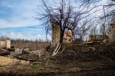 Terny, Ukrayna - 5 Nisan 2023 Ukrayna 'nın Donbass kasabasındaki Terny köyünde yıkılmış ev. Burası cephe hattı. Sadece harabeler kaldı ve tüm insanlar uzun zaman önce tahliye edildi. Burası tam bir savaş alanı..
