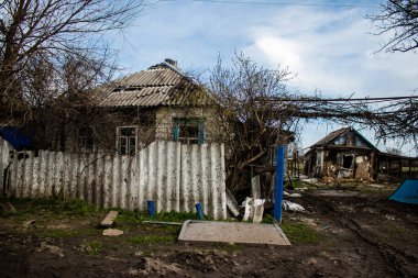 Terny, Ukrayna - 5 Nisan 2023 Ukrayna 'nın Donbass kasabasındaki Terny köyünde yıkılmış ev. Burası cephe hattı. Sadece harabeler kaldı ve tüm insanlar uzun zaman önce tahliye edildi. Burası tam bir savaş alanı..