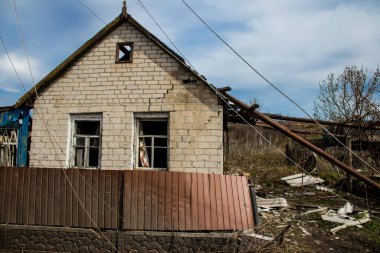 Terny, Ukrayna - 5 Nisan 2023 Ukrayna 'nın Donbass kasabasındaki Terny köyünde yıkılmış ev. Burası cephe hattı. Sadece harabeler kaldı ve tüm insanlar uzun zaman önce tahliye edildi. Burası tam bir savaş alanı..