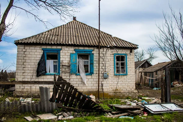 ウクライナのテルニー 2023年4月5日ウクライナのドンバスにあるテルニー村の家を破壊しました これが最前線です 遺跡は残っているだけで すべての人々はずっと前に避難しました 全戦区 — ストック写真
