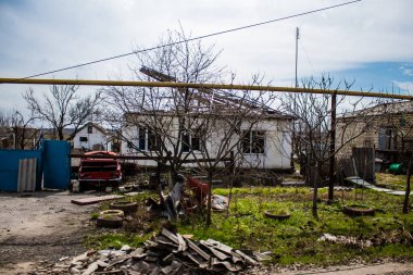 Terny, Ukrayna - 5 Nisan 2023 Ukrayna 'nın Donbass kasabasındaki Terny köyünde yıkılmış ev. Burası cephe hattı. Sadece harabeler kaldı ve tüm insanlar uzun zaman önce tahliye edildi. Burası tam bir savaş alanı..